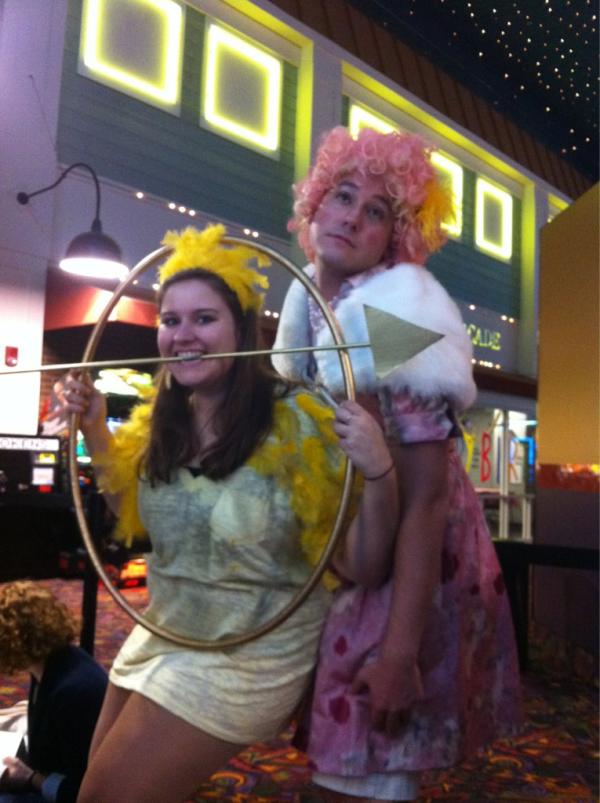 ElizabethBanks's tweet photo. Giggling. RT @rubberplimpy Mockingjay pin and Effie #LookYourBest #MidnightHungerGames https://t.co/RQxPC8FX