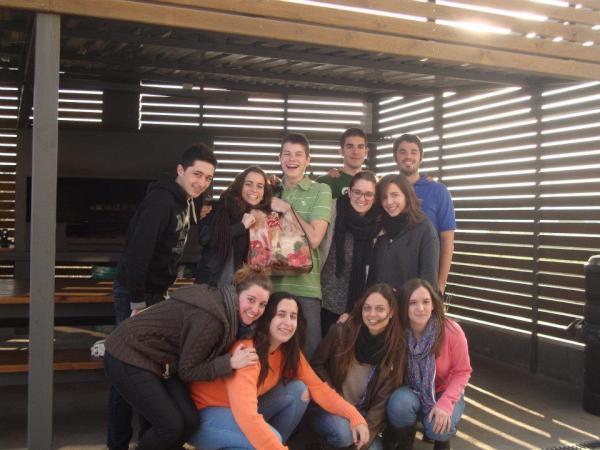 eddipu's tweet photo. @Claudiatrull Així també pots veure el guapos que estem tots!!! Jajaja http://t.co/sRG7xU2E