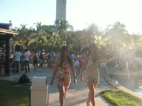 LALOCOMOTIVE's tweet photo. Pool Party the way it should be. http://t.co/MpnBWPu1
