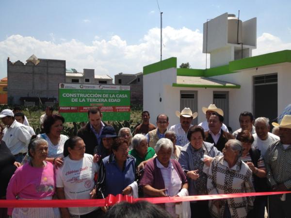 GobiernoTexcoco's tweet photo. Se entrega la casa de la tercera edad en San Diego. Obra en la q se invirtieron 450 mil pesos. http://t.co/VOKGVAEw