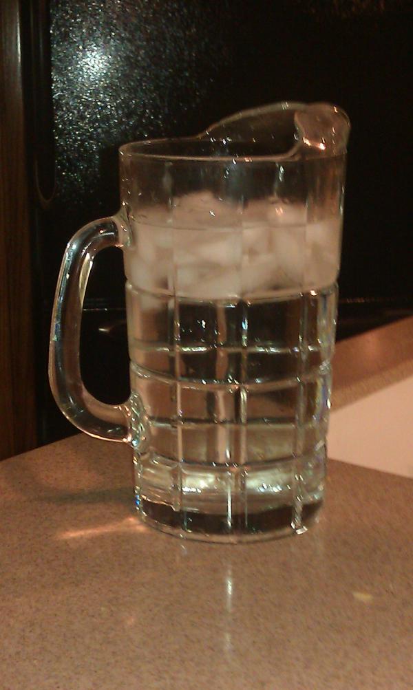 NRKennedy16's tweet image. Pitcher for normal sized people, glass for me. #innovative #bigguyproblems