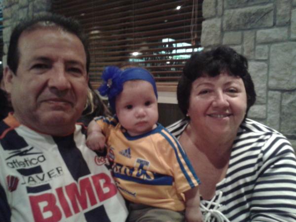 Carobuor's tweet photo. Mi princesita con sus titos http://t.co/EloTlk94