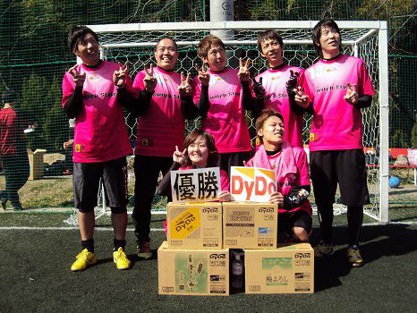 LYON1950's tweet photo. フットサルのMIX大会で優勝できちゃいました☆完全に下克上でしたけど・・・まぁ予定通りです。笑　この年になっても、熱く楽しめるなんてホントに仲間に恵まれてます♪みなさんおつかれさまでした。あと５年は現役でがんばります( ´ ▽ ` )ﾉ http://t.co/tc6F76qX