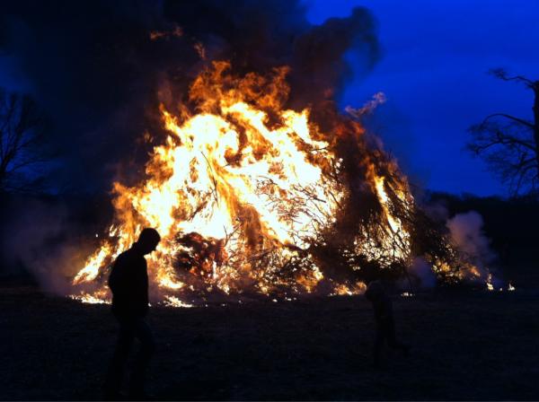 Hier gaat m'n #brandweerhart sneller van kloppen!! #Paasvuur #Delden #Twickel