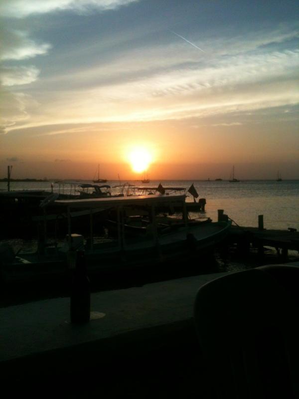 ojos_karito's tweet photo. @VivoEnCancun Sunset @ Isla Mujeres http://t.co/5bYQYuzh