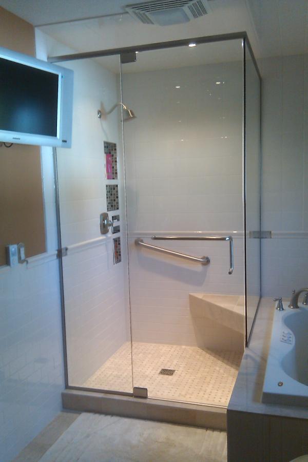 BuildersGlass's tweet image. Custom shower enclosure we installed today.  Won't hit your head getting in this beauty!