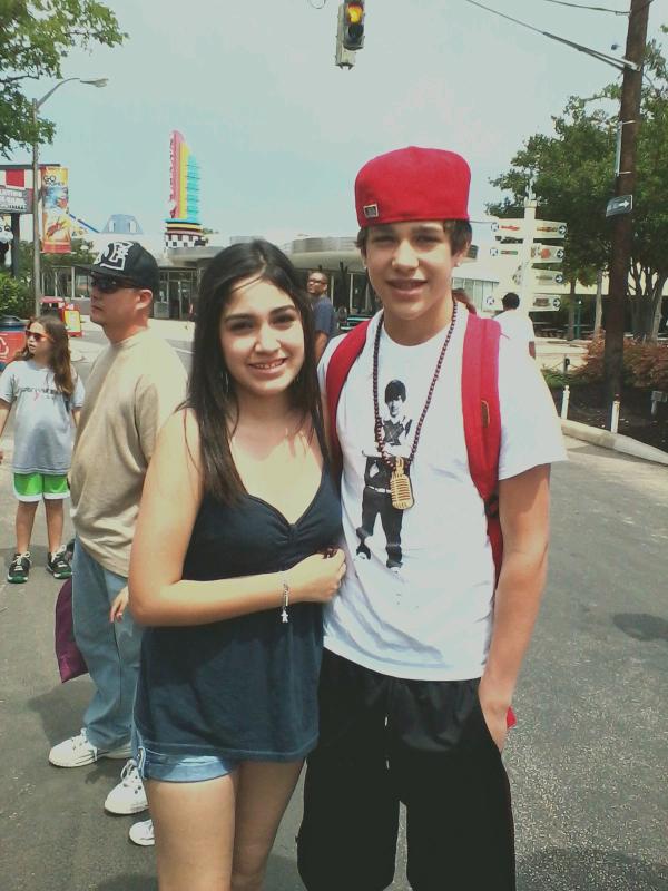 MahoneOfficial's tweet photo. Me and @AustinMahone ! <3 Met him for a second time today . <3 #SixFlagsFiestaTexas (; Ily <3 http://t.co/z7anOhdE