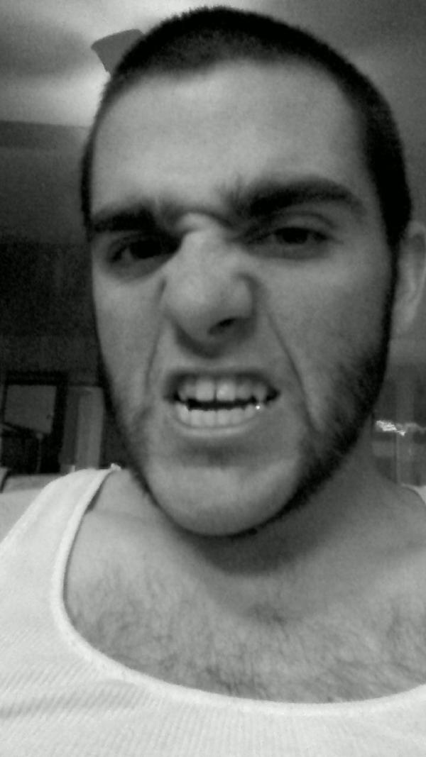 mau_RiceZ's tweet image. Mmmm look at them chest hairs RT: @Timmy_Bear23: #newbeard #sabertooth