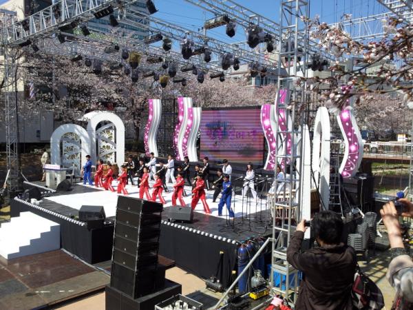 kimhdcom's tweet photo. ��억의 학성공원이 생각납니다
궁거랑 벚꽃축제 ㅡ화이팅 http://t.co/Rp9VXfDc