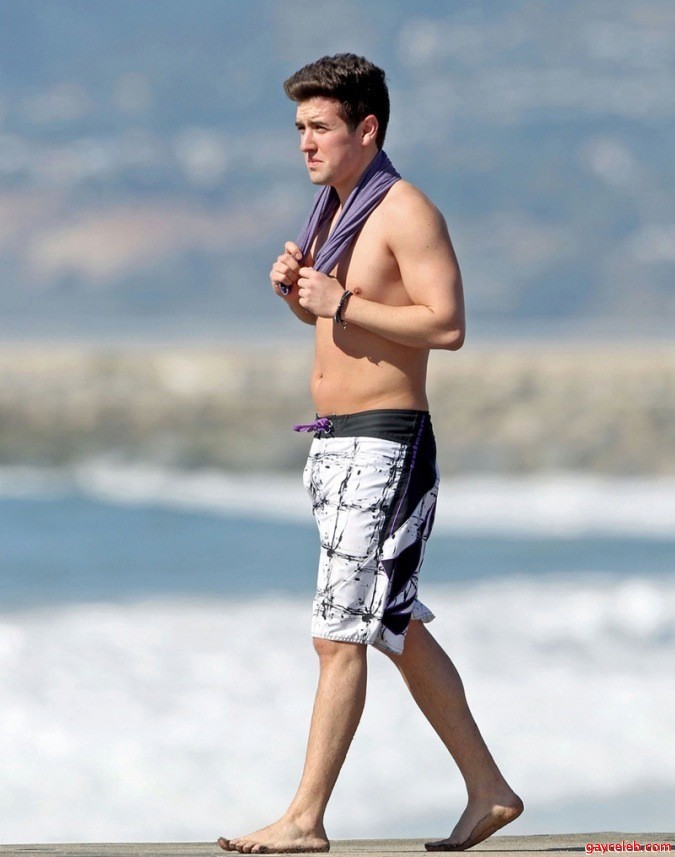 “Big time rush star Logan Henderson bulging at the beach// RT// #BulgeDaily...