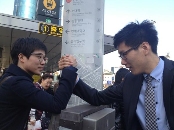 haharubee's tweet photo. @BBBbee_: 신촌역 1번 출구에서 팔씨름을 하다!!!*_*
헬로그라피 이벤트중!!! http://t.co/jw8mo02Z