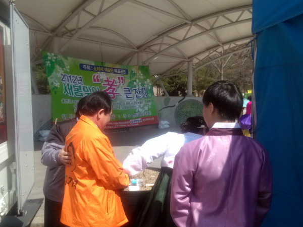 kisukkim's tweet photo. 도당동 '새봄맞이 효 큰잔치'에 방문한 김기석 후보 http://t.co/t92i2jpl