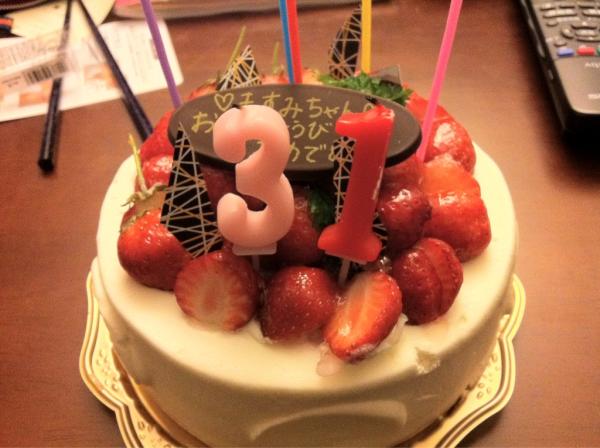 BUMP0406's tweet photo. 誕生日は飲み会だからと一日早く、初めて買ってきてくれたケーキ！ http://t.co/VHxAwrXk