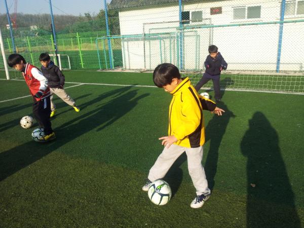 hmbacademy's tweet photo. 토요일 5시반 8~9세.
드리블 훈련중~~ http://t.co/Ran1aeYM