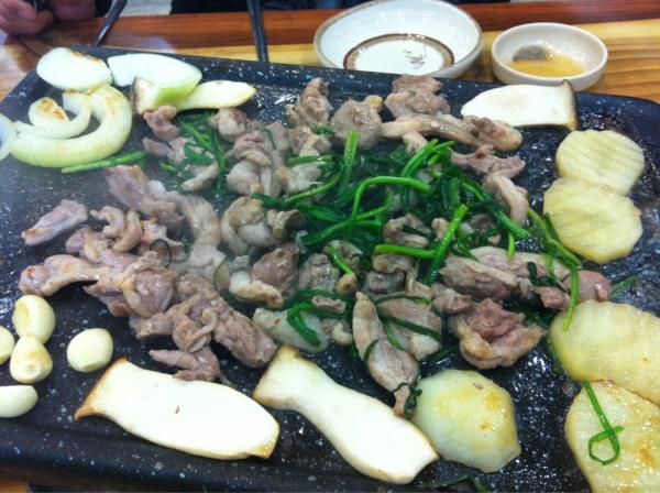 kiohtp's tweet photo. 막둥이 월급턱으로 맛있는 오리구이라~~홍홍 http://t.co/EDITp4WB