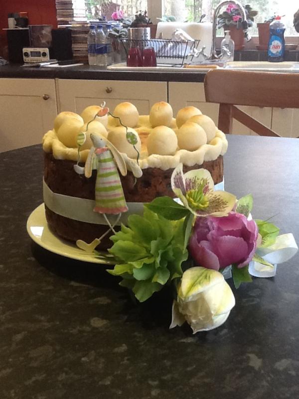 HollyNorton2's tweet image. The seminal Simnel Cake. With 11 apostles represented (Judas isn't, traditionally). And a bunny. #culinarysuccess