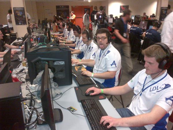 TeamLDLCTF2's tweet photo. L'equipe @TeamLDLCTF2 en warmup avant le match contre PyRoGen en phase de poule ! #GamersAssembly2012 #TF2 http://t.co/CKAWKXnt