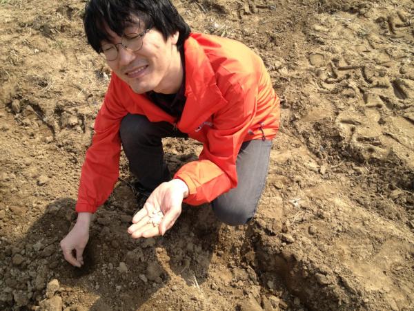ecorednomard's tweet photo. 오늘 행사는 팔당 농민들을 보호하기위해 자발적 불복종 시민들이 모여서 대놓고 불법으로 옥수수와 열무를 심는 행사입니다 저도 일착으로 옥수수를.  빨갛다고 새누리가 아닌 원조 빨강이 팔당에서 http://t.co/50oYPisc