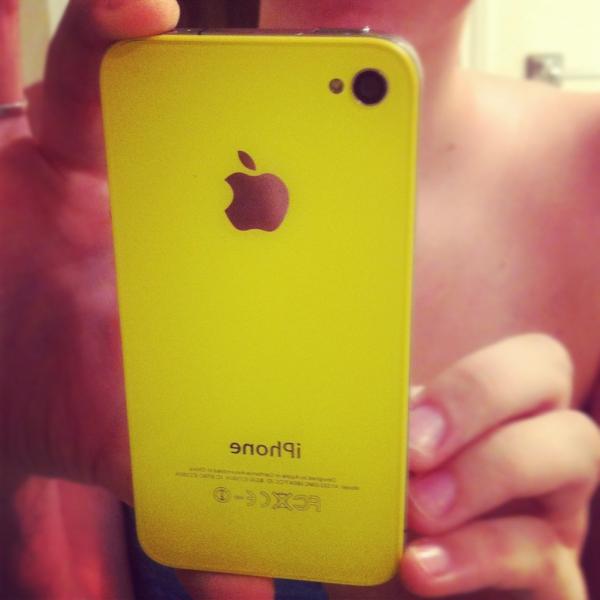 LaurenEB10's tweet image. My iPhone is yellow. #favoritecolor #nophonecase #banana