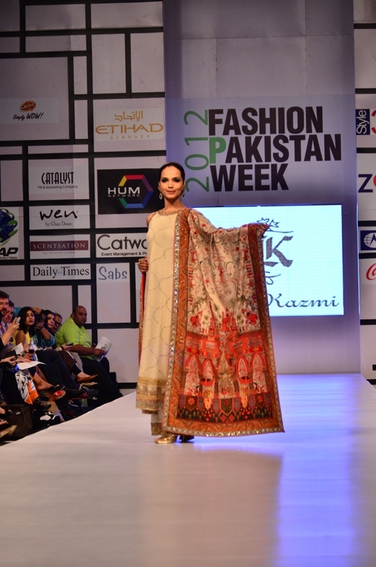 FashionPakistan's tweet image. Aamina Sheikh for @buntokazmi - day 1, #FPW3