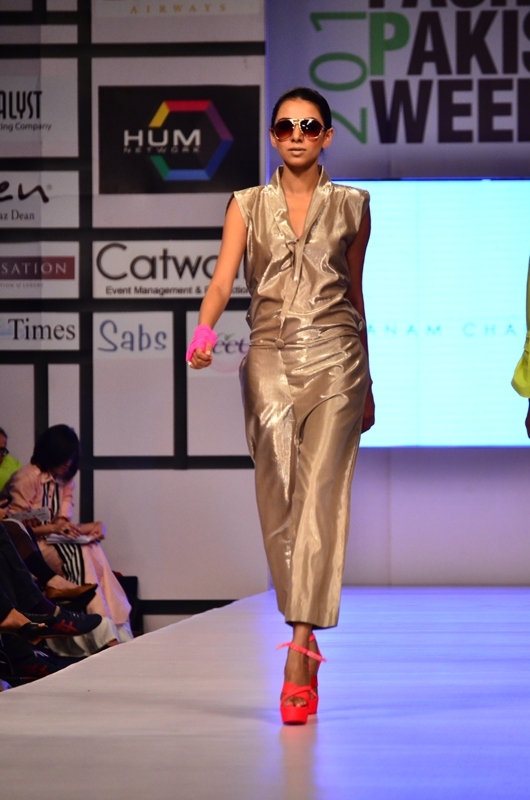 FashionPakistan's tweet image. Tooba takes to the ramp for @sanam_c - day 1, #FPW3