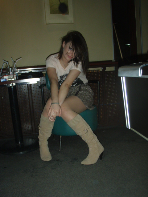 bondgirldancer's tweet photo. last night with my friends, they play pool and i watched:)))) loll http://t.co/SmFz4neH