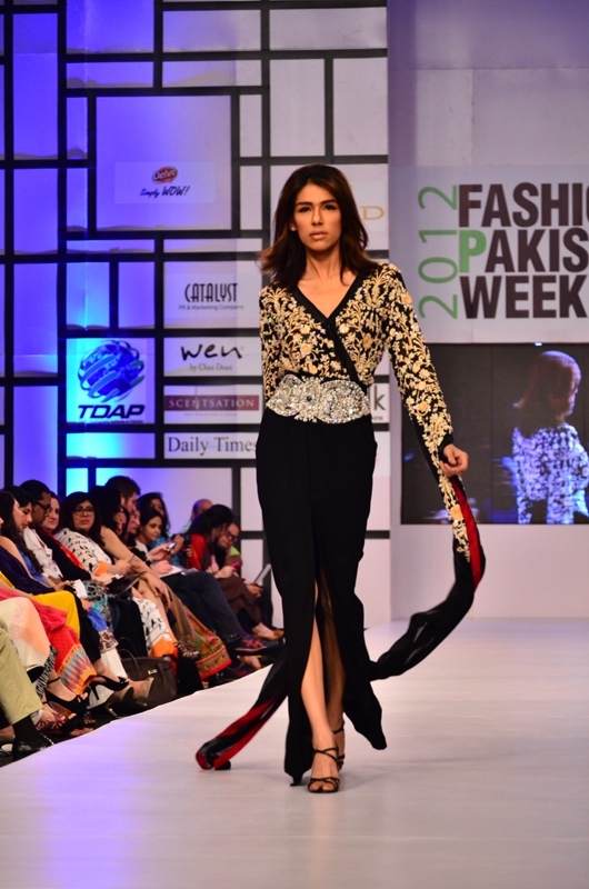 FashionPakistan's tweet image. Fayeza Ansari walks the ramp for Ayesha Farooq Hashwani - day 1, #FPW3