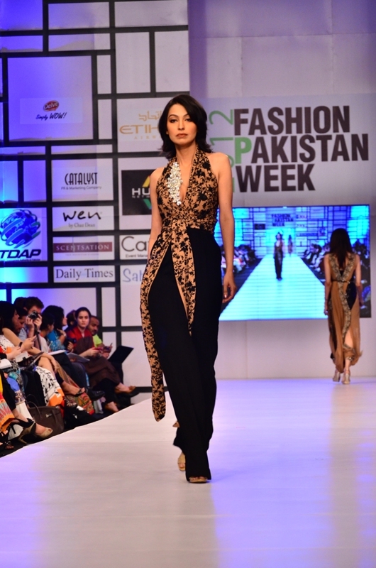 FashionPakistan's tweet image. Rubya Chaudhry walks the ramp for Ayesha Farooq Hashwani - day 1, #FPW3