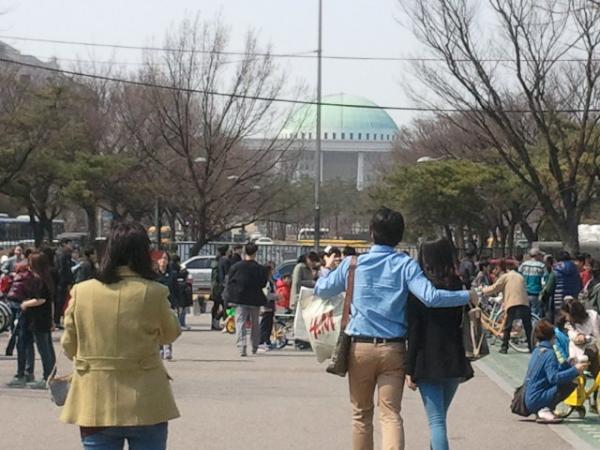 skylark3286's tweet photo. 바람은 불어도 여의도 공원은 소풍나온 사람들로 가득합니다 멀리 보이는 국회의사당 과연 누가 입성할까요.. 19대 국회는 진정 국민을 생각하는분들이 모이시기를 간절히 바랍니다 http://t.co/OqKgVmQj