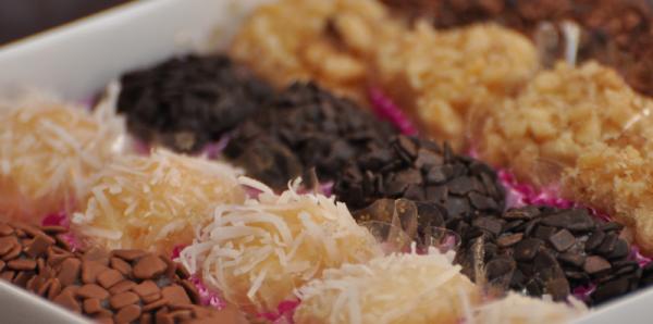 divinobrig's tweet photo. Brigadeiro de Ovomaltine? Na Divino Brigadeiro tem e é todo envolvido em chocolate e leite em pó. Por apenas 1 real. http://t.co/czQ7YIvz