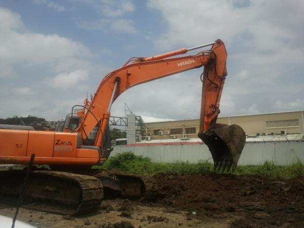 tijo97222's tweet image. Le gars ki est debout dans le soleil a regardé un tracteur #Tweetaddict