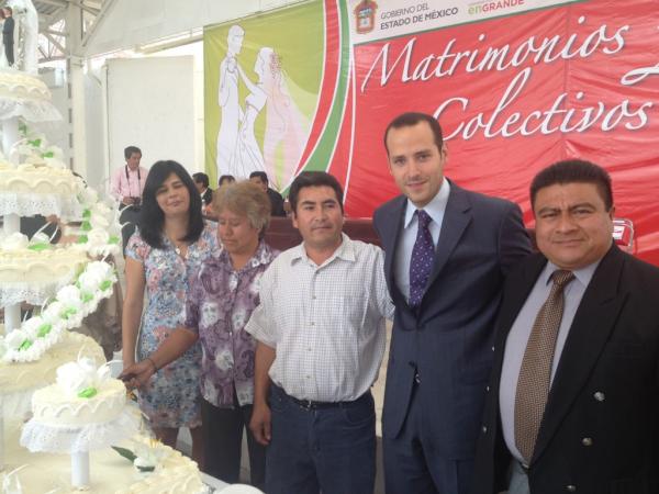 GobiernoTexcoco's tweet photo. Se celebran los matrimonios comunitarios 2012. Evento presidido por el Lic. Arturo Martínez, Presidente Municipal http://t.co/j3noFHaA