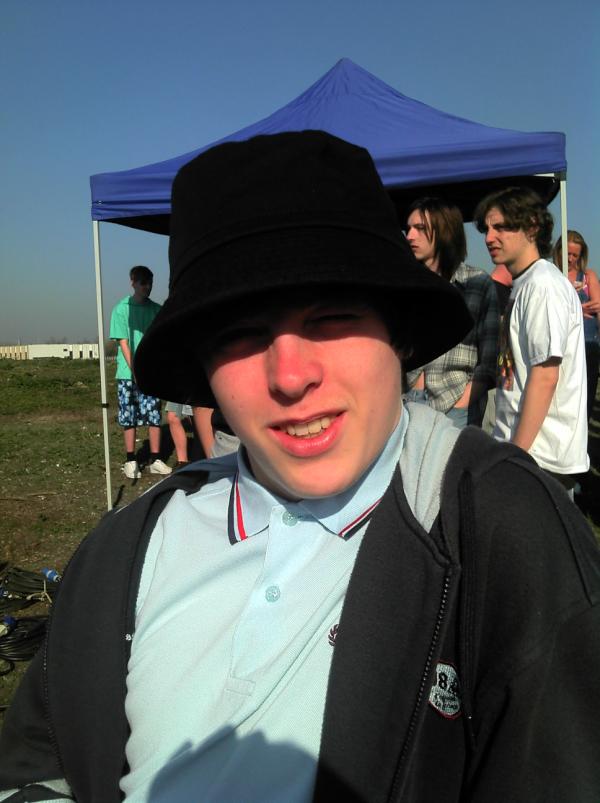 SGoodwin94's tweet image. So bens had his hair parted and i've been given a hat...#extraswork