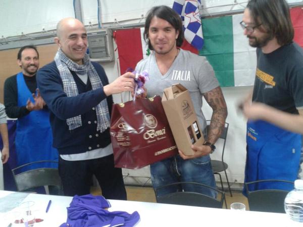 ilpanbriacone's tweet photo. Serata di beneficenza a La Penna (Terranuova B.ni) Juan Manuel Vargas omaggiato con i nostri prodotti! http://t.co/Wf0N8pAR