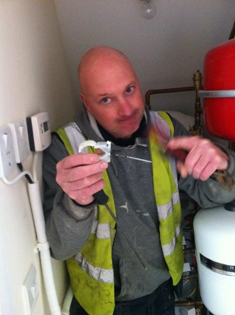 ziggyla5's tweet photo. James Thornton there's no need for screws that big stright throu cable http://t.co/rEzRIgeF