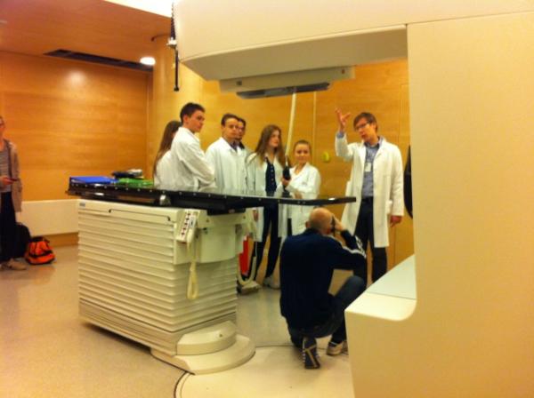 SusanWer's tweet image. Students from #Ullern learning radio therapy at Oslo University Hospital, Oslo #Cancer Cluster #education