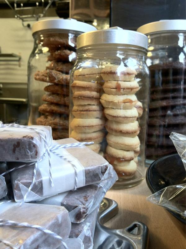 Cento330's tweet photo. snakz!! new orange vanilla dolce de leche cookies! http://t.co/zhIOSHKB