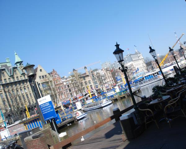 Wij willen eens kijken of jullie Amsterdam al een beetje kennen ;) Wie weet vanaf welk terras je dit uitzicht hebt?