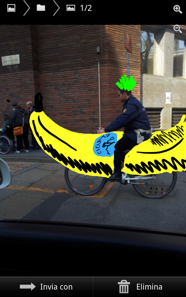 Fedez's tweet photo. Polizia locale su banana sellata. http://t.co/hKfhnfbP