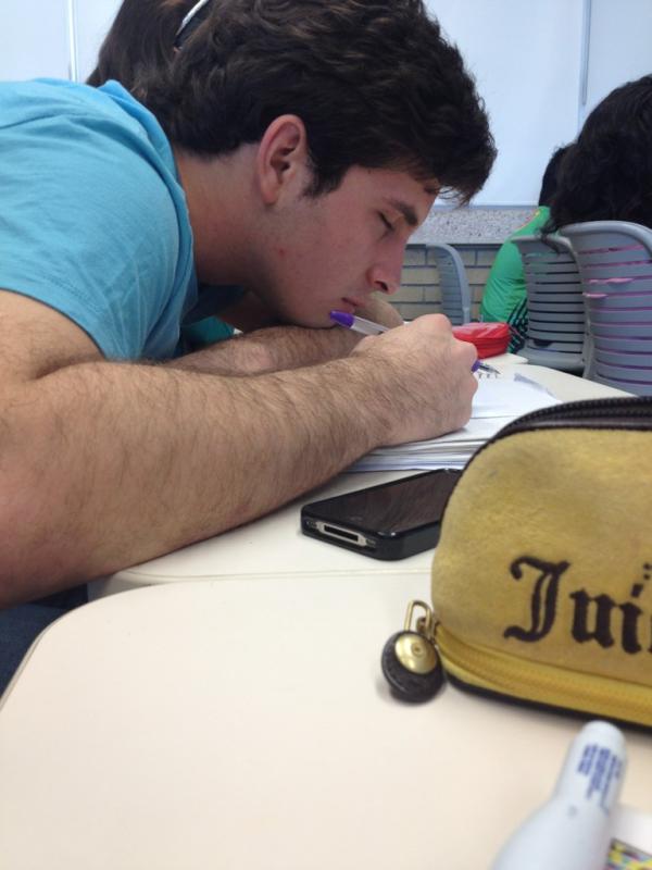 g_nora's tweet photo. Con esa pluma en la mano NO se va a dar cuenta la miss que estas dormido!!! jaja #pssno http://t.co/WznZVX7E