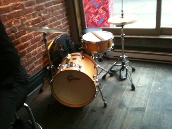 andrew_kushnir's tweet photo. Playing La Drinkerie tonight http://t.co/w9thbRiU