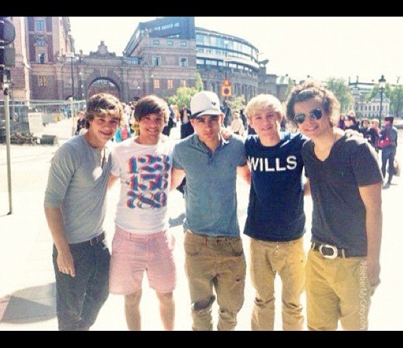 See you tomorrow.. I hope that I haven't a lot of homework :) 
Good night Directioners 
I miss the boys a lot :(
Xx