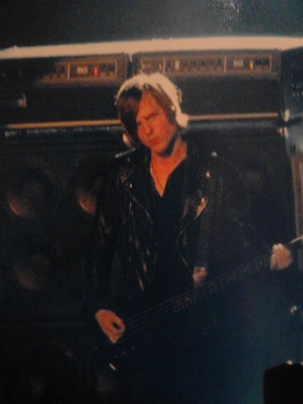 AUtigerChik's tweet photo. Looking thru old pix & found this! @youngfollowill taken October 2009 in Nashville!Awesome concert!Great bday present! http://t.co/5p6mMOEm