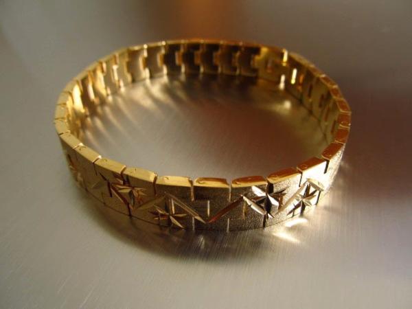 777fashions's tweet photo. ON SALE: 14K Gold Plating Bracelet $19.99 ( 9 inch ) http://t.co/qMWG3lD7
