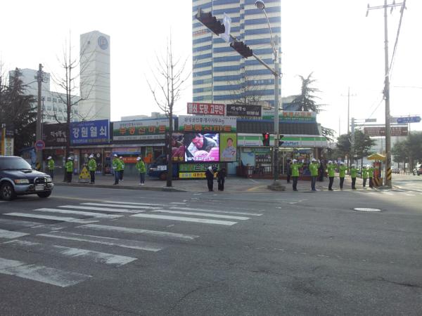 myson1952's tweet photo. 오늘 첫 유세 모습입니다. 최선을 다하겠습니다. http://t.co/ZQ5CfteJ