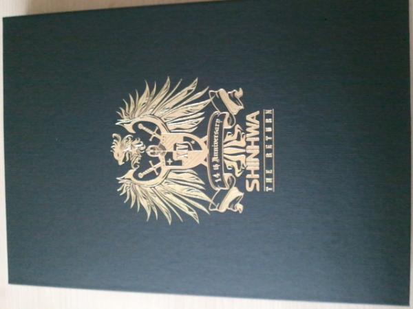 RemyShin's tweet image. 14년을 하나의 이름으로 지켜온 여섯남자 "신화"의 열번째 앨범을 손에 넣었다. 역시 6명일 때 가장 멋진 남자들..^^♥앞으로도 계속 팬 할께요ㅋ캬~~♥