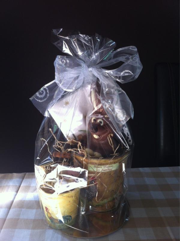 AnsFromm's tweet photo. Volop werk aan de winkel met t maken van paaspakketten! Bestel nog snel... http://t.co/RnGx3BCN