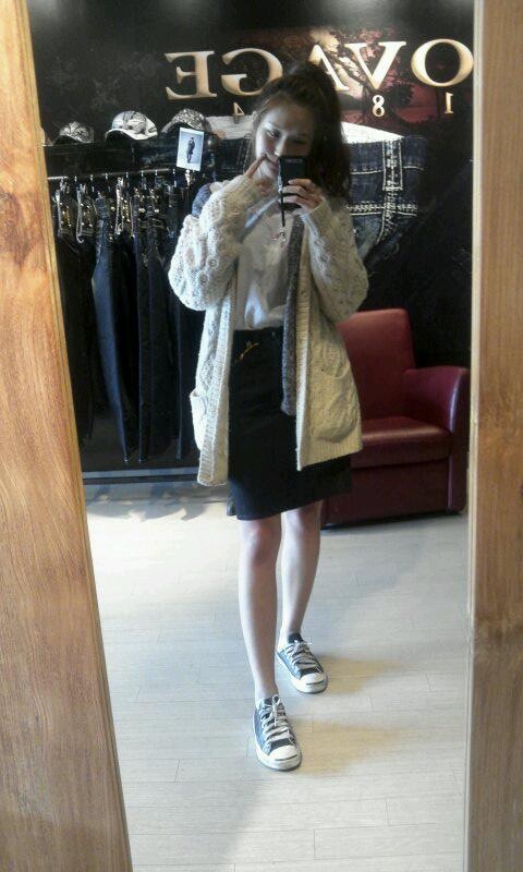 sovage데님 스커트!! 봄날씨에 입고 다니기 너무 이쁜 스커트에요~편안하고 적당한 길이가 마음에 쏙들게 나왔어요~^^