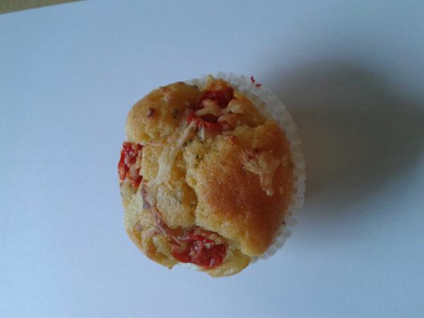 Tijdens #komindekas te koop. Tomaten-muffins. #rilland. Zaterdagmiddag. #bakkerijhirdes
