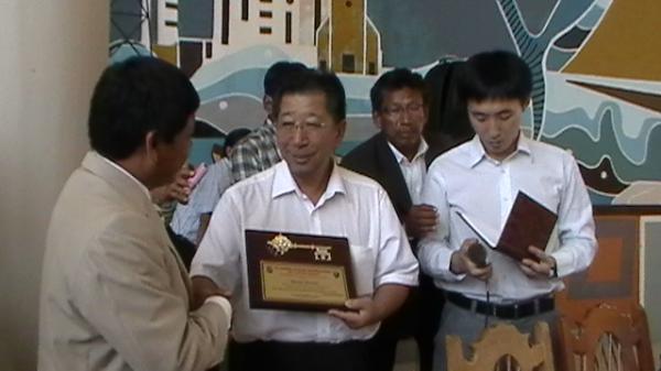 GADMSalinas's tweet photo. El Sr. Alcalde Ab. Paúl Borbor Mite entregó llaves de la ciudad al embajador de la R.P. de China Sr. YUAN GUISEN. http://t.co/STOq3QDU